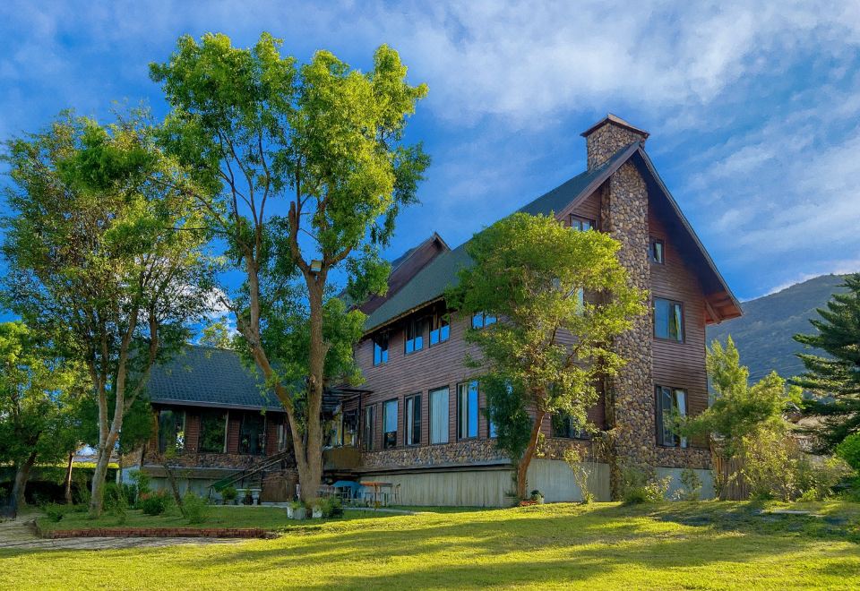 DF 라이프 로지의 산악 전망과 푸른 들판