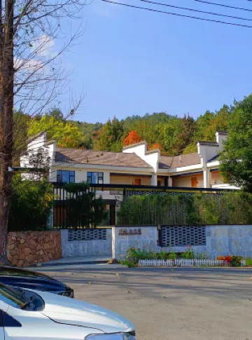 Shaojian Banshushe B&B (Lujiang Tangchi Hot Spring Resort)