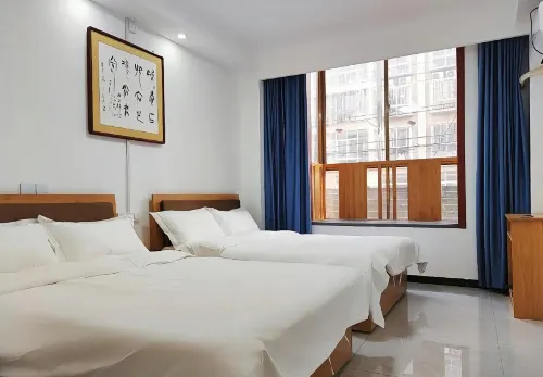Guofeng Express Hotel (Shenqiu Railway Station No. 2 High School)