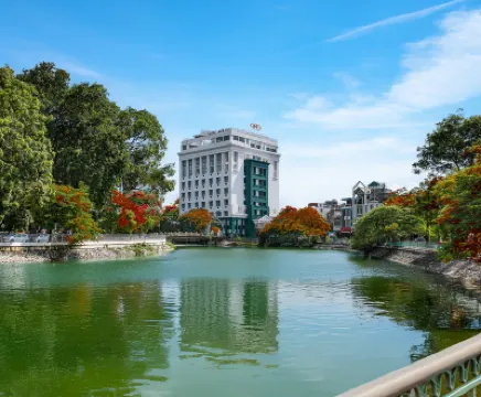 ザ トレイ ホテル Construction Joint Stock Company and Hai Phong Investment Development周辺のホテル