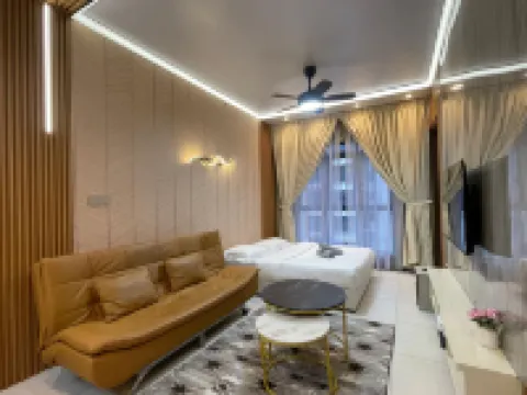 Family-friendly Homey Unit with Parking (5 mins to airport)