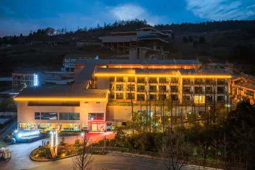 Jianmenguan Xiongguan Yougu Resort Hotel - parking