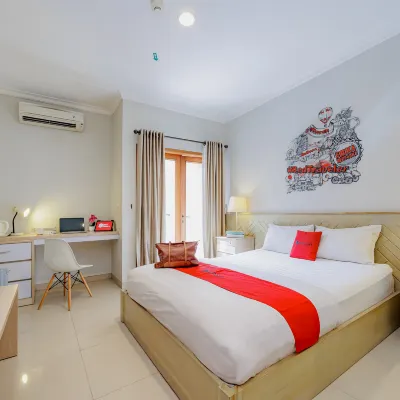 RedDoorz Premium near Ragunan Zoo 2 Các khách sạn gần Sở thú Ragunan Zoo