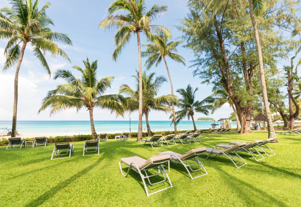 카타타니 푸켓 비치 리조트의 평화로운 해변 전경