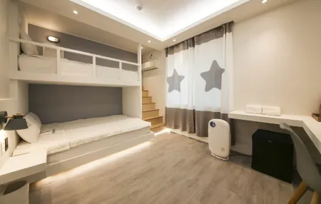 Backpackers in Yeosu