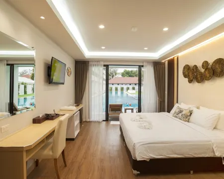 ห้องดีลักซ์ มีทางลงสระว่ายน้ำ เตียงคิง