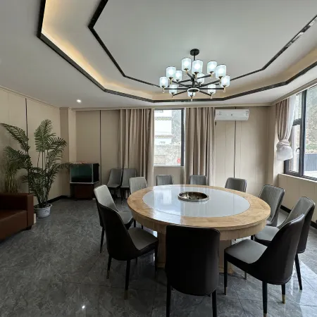 Mangkang Rumei Jiangshang Yueyan Hotel
