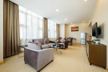 The Bauhinia Hotel Shenzhen (Luohu Port Grand Theatre Metro Station)