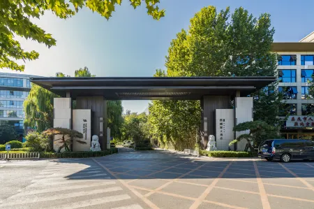 West International Trade Grand Hotel Отели рядом с достопримечательностью «Eiffel Tower»