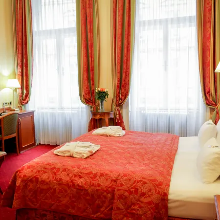 Pension Opera Suites I Self Check IN Отели рядом с достопримечательностью «Церковь Петерс»