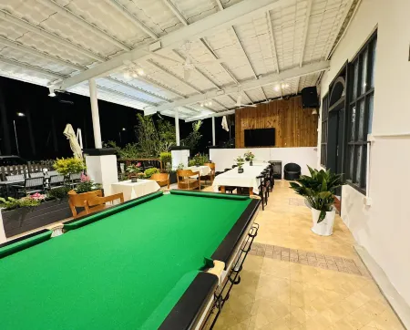 Brigade Log Inn Отели рядом с достопримечательностью «Международная прибрежная туристическая зона Сичонг»