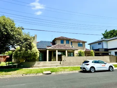 Four Season Home Отели в г. Сандрингем