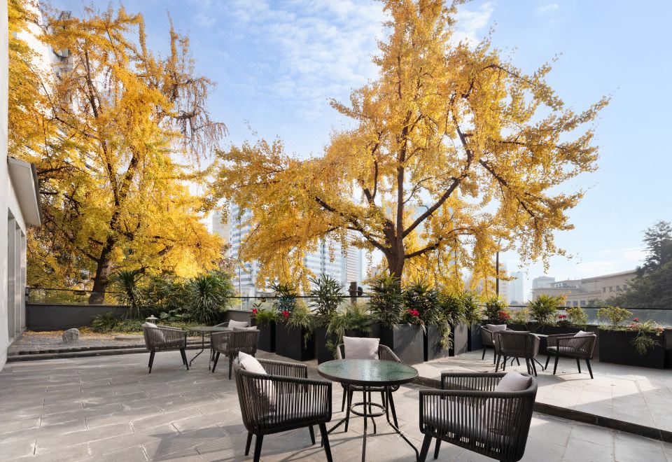 안이 진주 호텔 로비