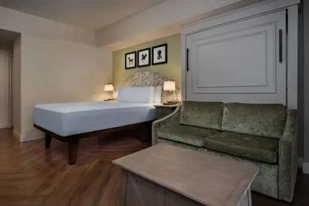 Disney's Saratoga Springs Resort & Spa Отели рядом с достопримечательностью «Characters in Flight»