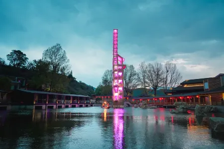 Lugu Lake Mosuo Home Hotel Отели рядом с достопримечательностью «Dazu Pier»