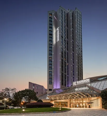 Radisson Collection Hotel, Yangtze Shanghai Отели рядом с достопримечательностью «Xinhongqiao Center Park»