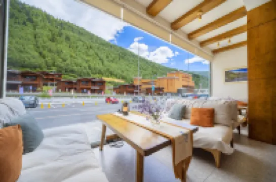 Hidden Qishan Residence (Siguniangshan Changpinggou Scenic Area)