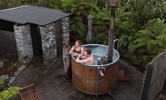 Hotel Lake Brunner