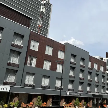 The Bedrooms Boutique Hotel Bangkok Отели рядом с достопримечательностью «Станция надземного метро On Nut»