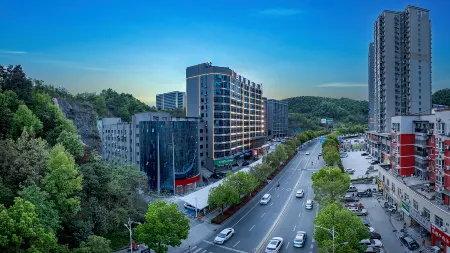 Four Seasons International Hotel (Shiyan Beijing Middle Road University Town) Отели рядом с достопримечательностью «Hubei University of Medicine»
