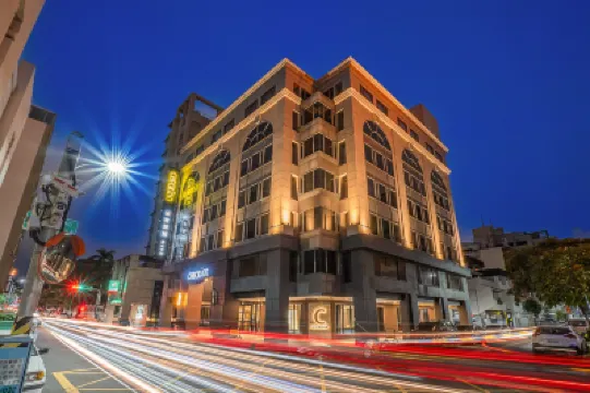 เช็คอินน์ ไถจง เหวินซิน จงชิง โรงแรมในFengjia Night Market