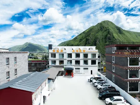 Yunxi Residence · Art Deco · Private Hot Spring Resort Hotel Отели рядом с достопримечательностью «Xinduqiao Town»