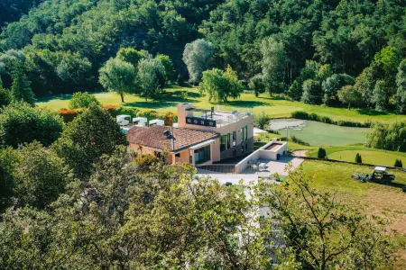 Domaine Ribiera, Hotel 5 Etoiles, Spa & Golf - Forcalquier Отели в г. Ньозель