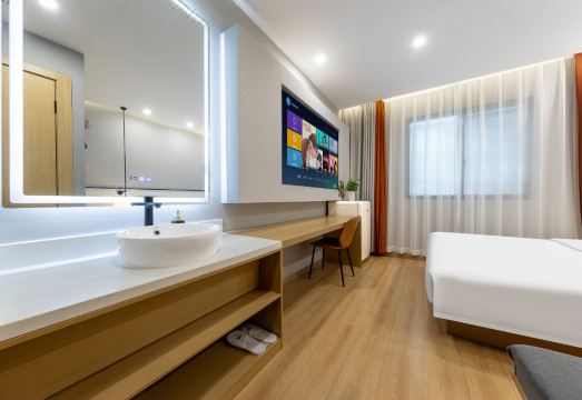 2. 신후이 시티 호..