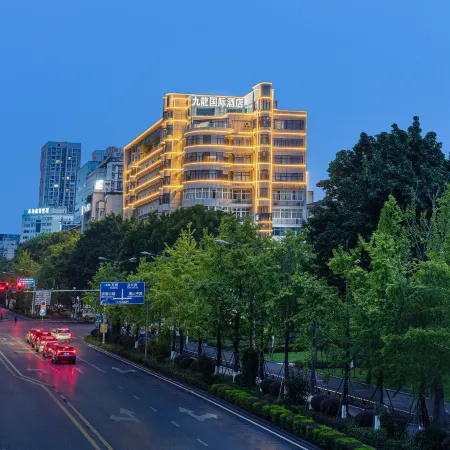 Jiulong Hotel (Kaizhou District Government) Отели рядом с достопримечательностью «Кэчжоу Большой Рынок»