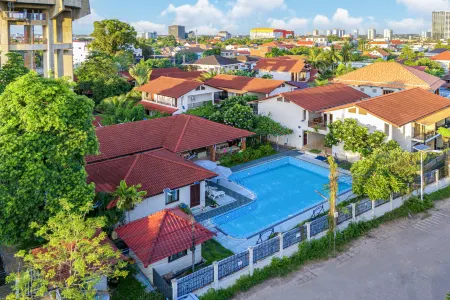 Thanathep Hotel Отели рядом с достопримечательностью «Будда-парк»