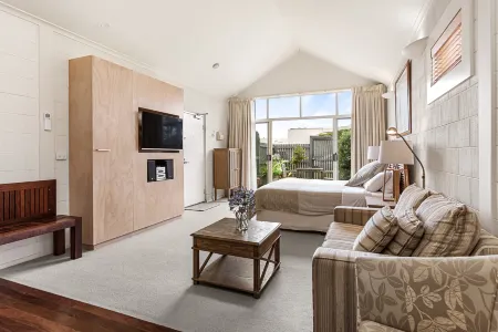 Captain's at the Bay