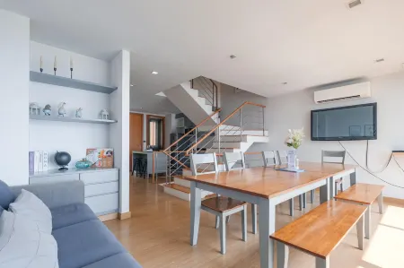 Sandbox beachfront villa2 Отели рядом с достопримечательностью «Paradise Ocean View Condominium»