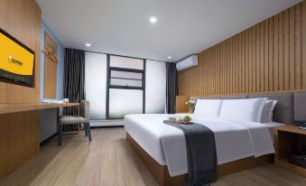 Yaleting Hotel (Guanggu Financial Port North Subway Station Branch)