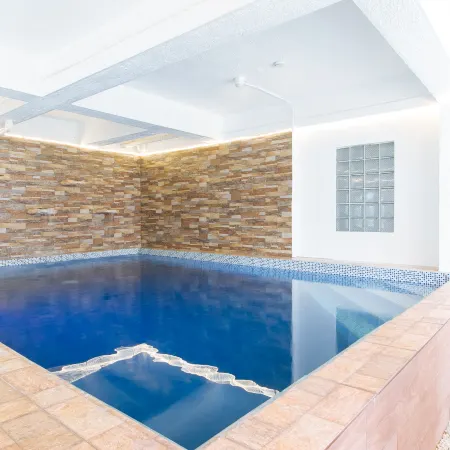 RedDoorz Plus near Tambo Paranaque Отели рядом с достопримечательностью «Arista Place»