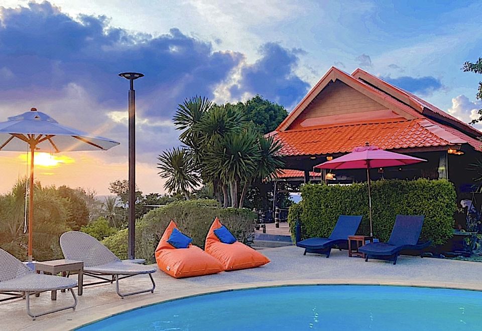 [푸말라 란타 씨뷰 리조트의 독특한 방갈로 외관]