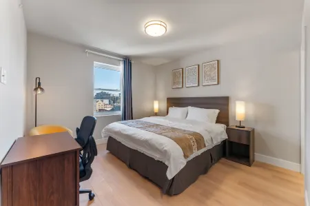 4211 Suites Отели рядом с достопримечательностью «Powel House»