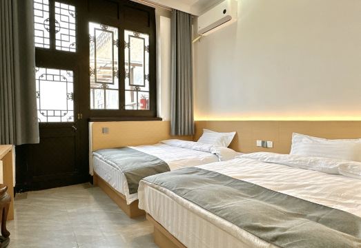 Snowing yard Hotel Overview