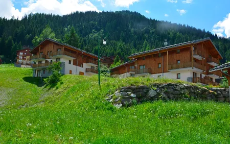 Vacancéole - Résidence les Chalets de la Ramoure Отели в г. Модан