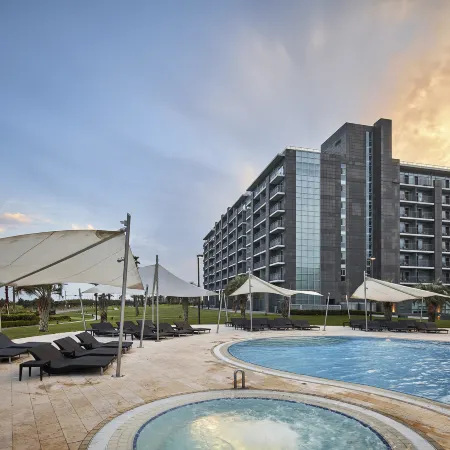 Haevichi Hotel & Resort Jeju Отели рядом с достопримечательностью «Пляж Пёсон»
