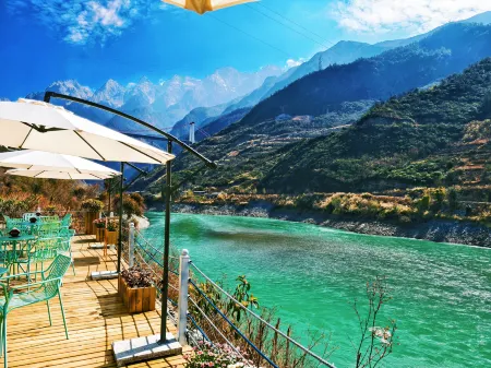 Lulin Mountain Villa Homestay (Shangri-La Tiger Leaping Gorge Scenic Area Branch) Отели рядом с достопримечательностью «First bay of the Yangtze River»