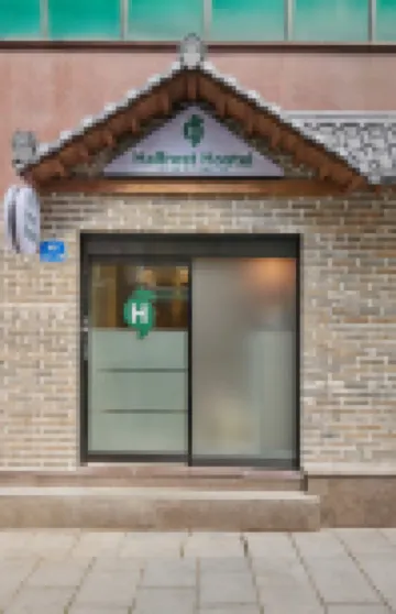 ฮาล์ฟ เรสต์ โฮสเทล จงโน อินซา โรงแรมใกล้Jogyesa