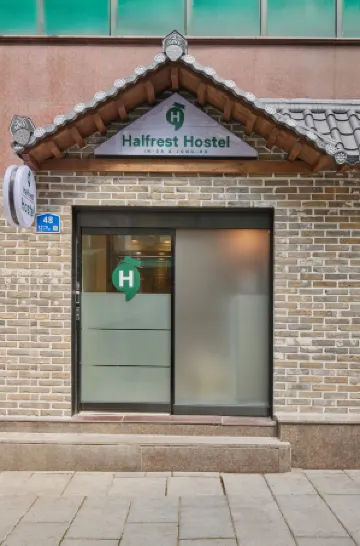 Half rest hostel Jongno Insa Отели рядом с достопримечательностью «Инсадонг»