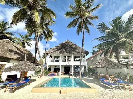 The African Paradise Beach Hotel Отели в г. Буэхуу