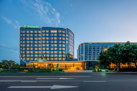 Holiday Inn Fuzhou Exhibition Center Отели рядом с достопримечательностью «Mingcheng Center»