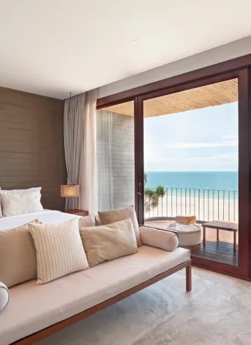 King Bed With Tub And Balcony