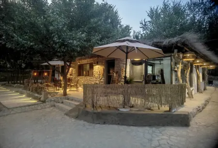 Helan Mountain Yanhua Gucun Jiugu Xiaoshe Homestay Отели в г. Хэлань