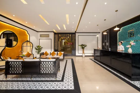 Fusion Point Hotel Отели рядом с достопримечательностью «Tomb of Dục Đức»