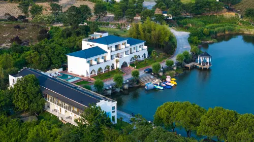 Zhi Lan Qiu Lakeside Homestay