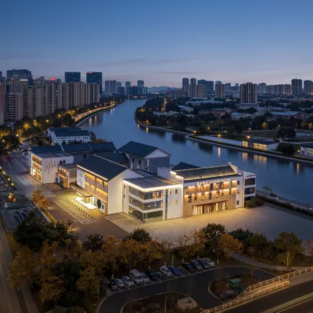 Atour Hotel (Suzhou Wujiang East Taihu Lake Scenic Area Canal Avenue)
