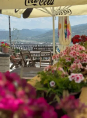 Te Gjyshi (at Grandfather)